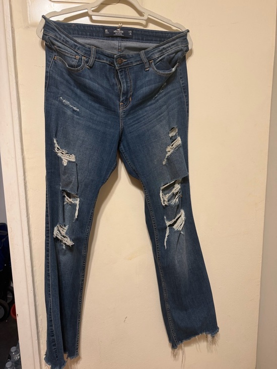 Hollister Denim - Hollister Ripped Boyfriend Jeans in Classic Blue Wash